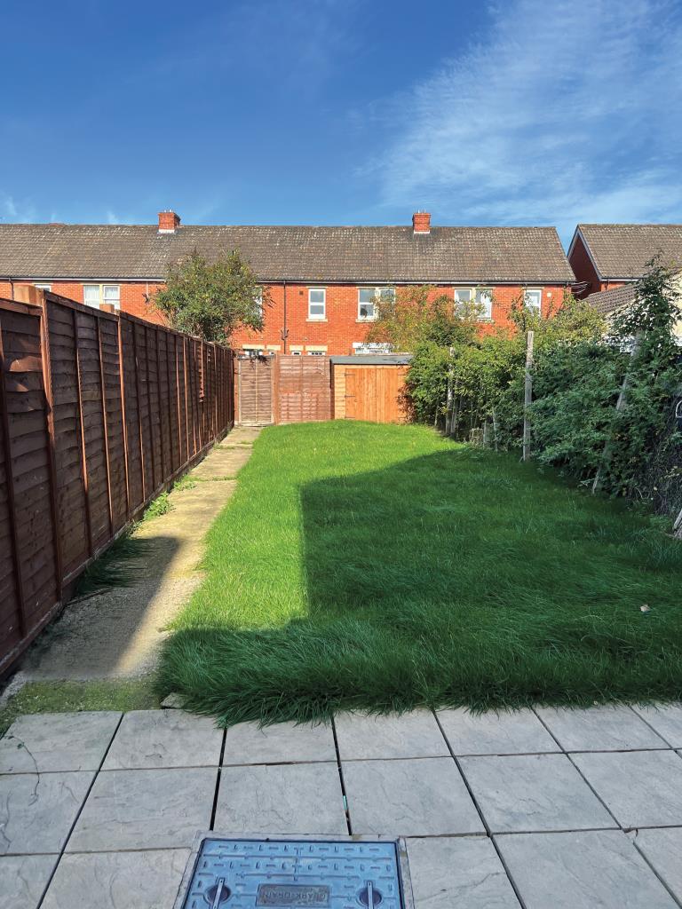 Lot: 8 - TOWN CENTRE HOUSE WITH OFF-ROAD PARKING -